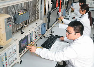 起重機(jī)變聰明了，?？藗愃闺姎庖I(lǐng)智能化變革